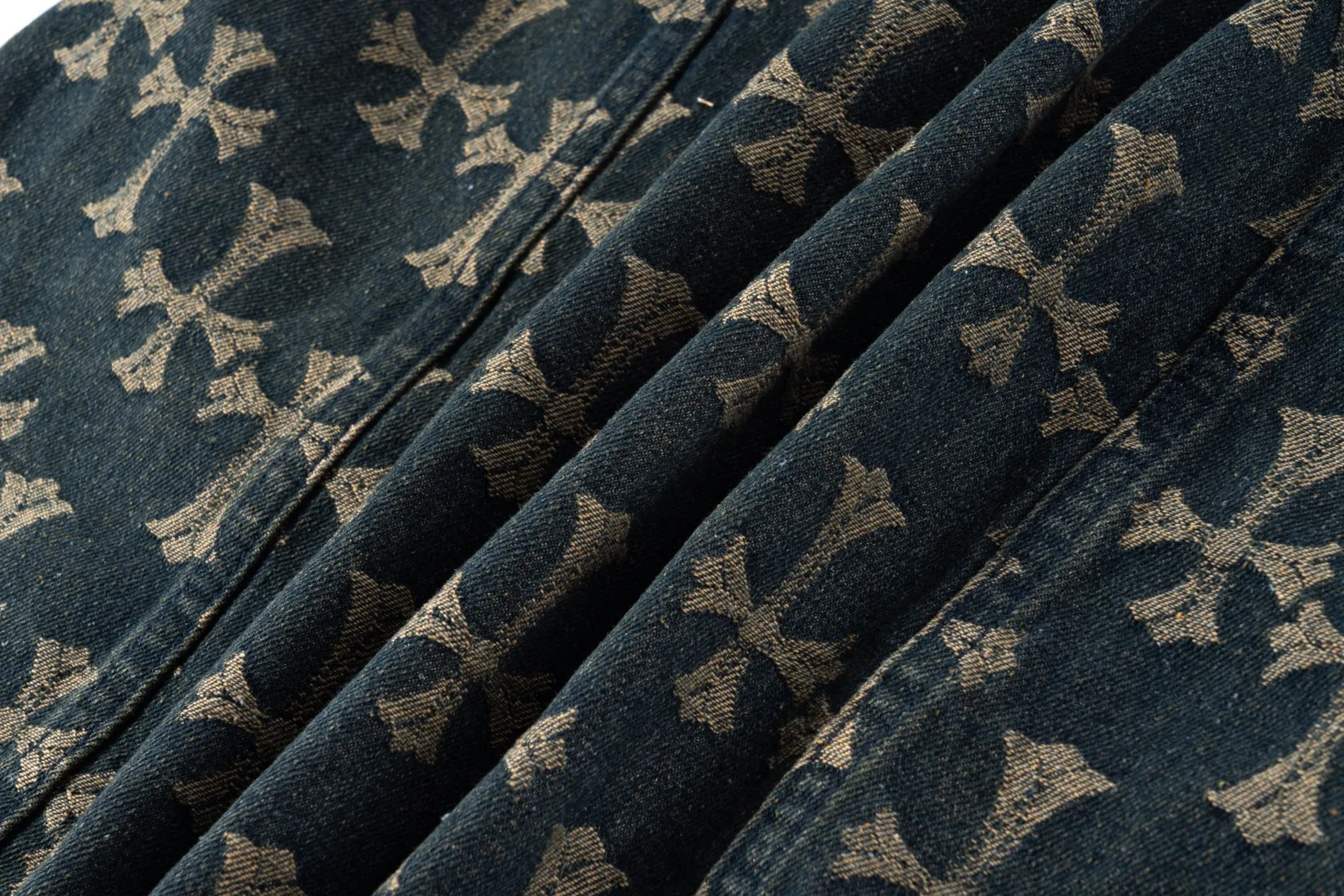 P240 Chrome Hearts | Chrome Hearts CH all-over printed jacquard denim jacket - 2024 autumn new product, the same style as the Internet celebrity star's cross-printed denim jacket, with unique cross design elements and all-over printing, full of design sense. It is made of 100% denim cotton fabric with heavy coarse yarn count, which ensures a stiff and tough silhouette while being soft, comfortable and breathable. The lapel is designed with silver buttons and is full of texture.  The classic dark yellow cross logo is all over the dress. It is generous and full of personality without being exaggerated. It is a perfect versatile style for spring and summer!    Custom hardware! Same style for couples!  Three standards are complete, the same style for men and women, non-market ordinary version, feel free to compare, the quality is absolutely guaranteed. Style number: 1651# Color: blue Size: S M L XL